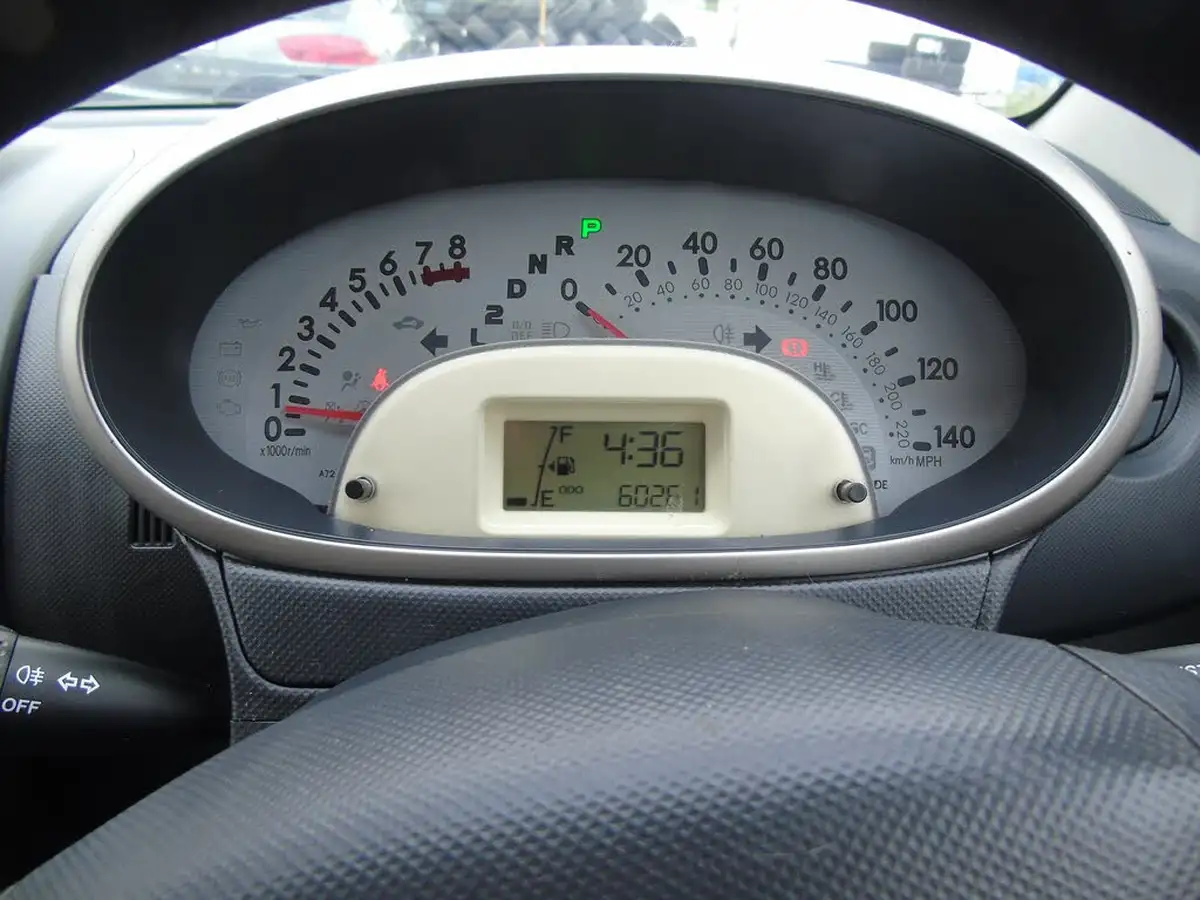 2009-daihatsu-sirion-13-se-auto-big-10