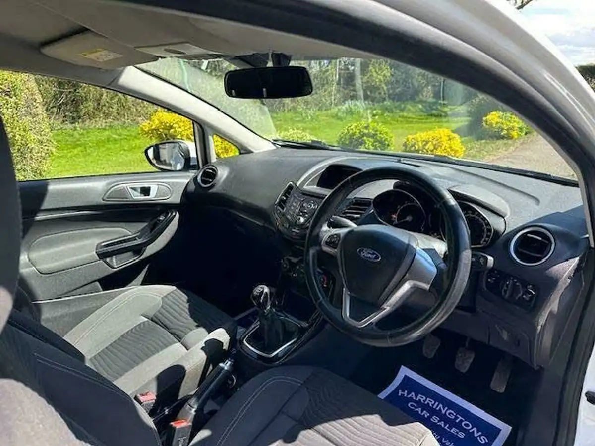 2015-ford-fiesta-125-zetec-3d-big-11