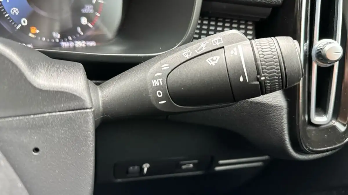 2020-volvo-xc40-15-t3-r-design-big-35