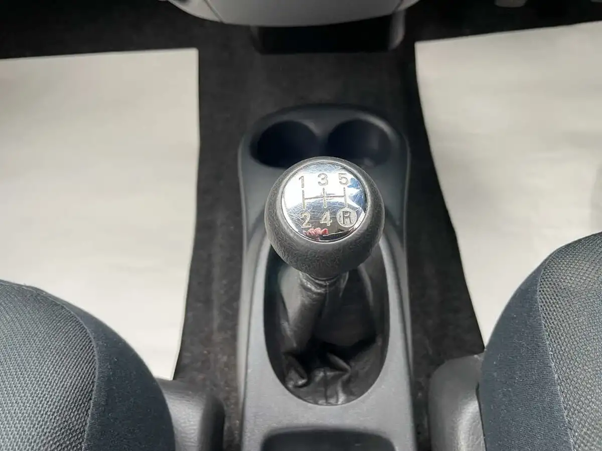 2008-daihatsu-sirion-13-se-big-43