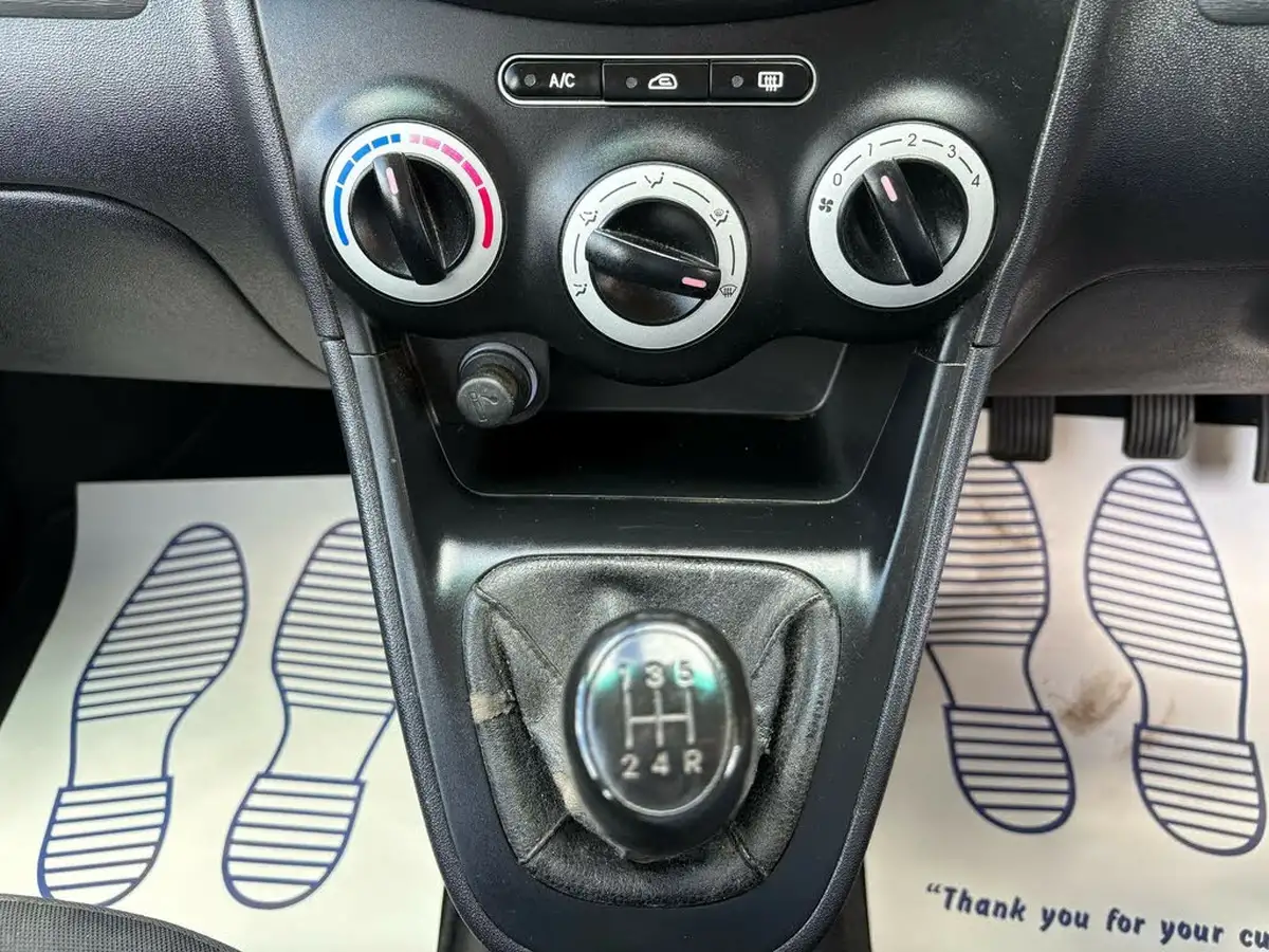 2009-hyundai-i10-12-comfort-76bhp-big-18