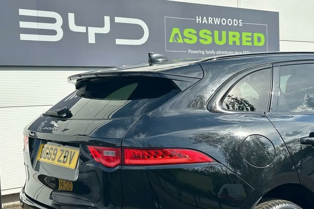 2019-jaguar-f-pace-20-i4d-chequered-flag-240ps-big-25