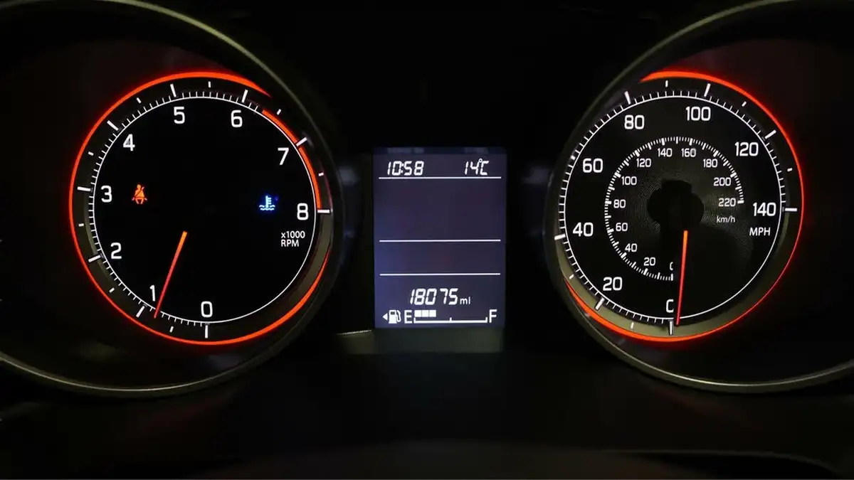 2019-suzuki-swift-12-dualjet-attitude-big-9