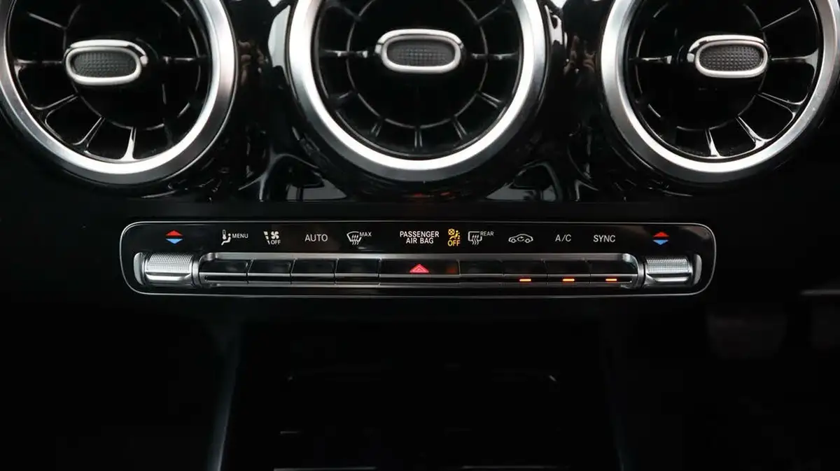 2022-mercedes-benz-gla-class-13-gla-200-sport-big-12