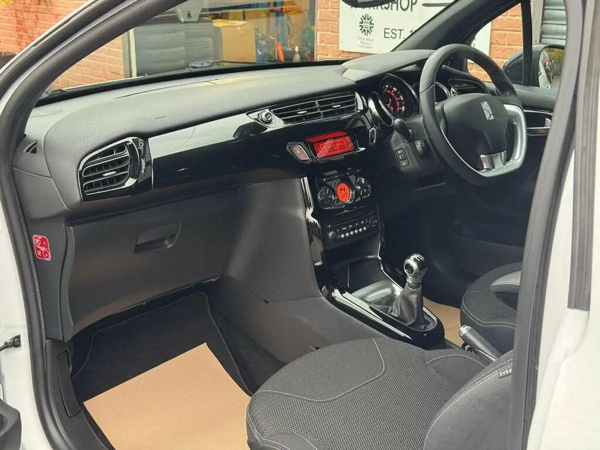2015-citroen-ds3-12-dstyle-plus-big-13
