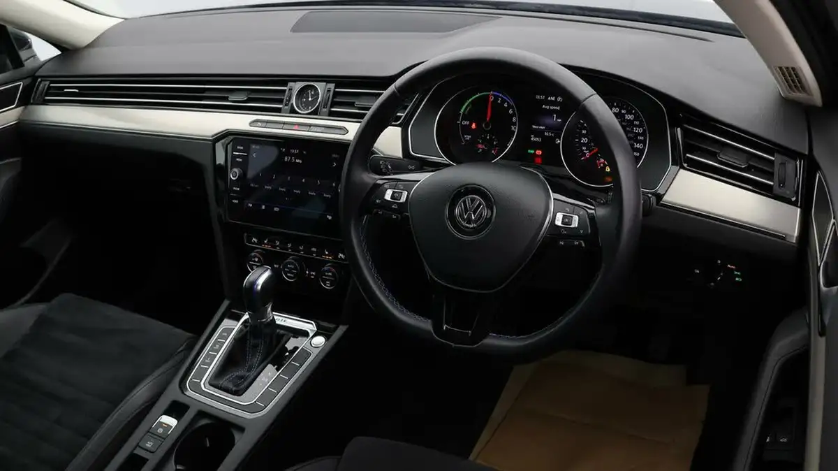 2018-volkswagen-passat-14-tsi-gte-saloon-4d-big-8