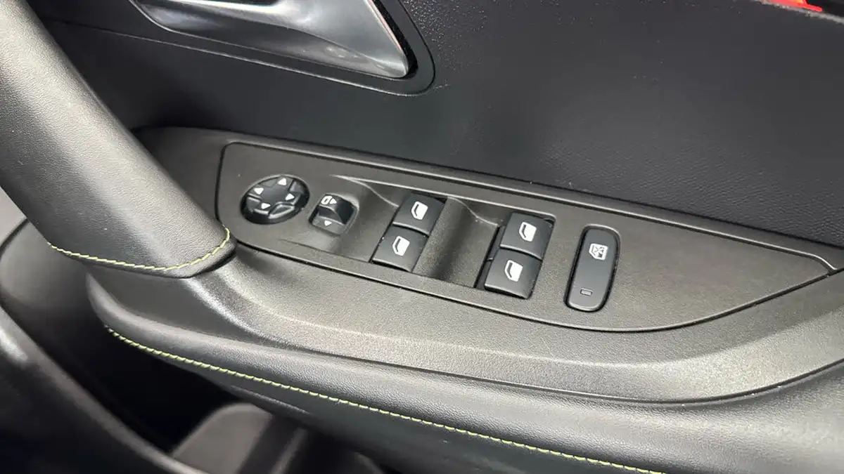 2021-peugeot-2008-suv-e-gt-premium-big-22