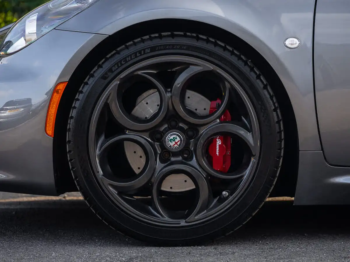 2017-alfa-romeo-4c-18-tbi-big-16