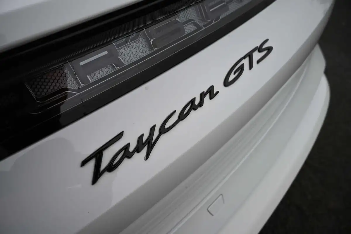2022-porsche-taycan-e-gts-big-18