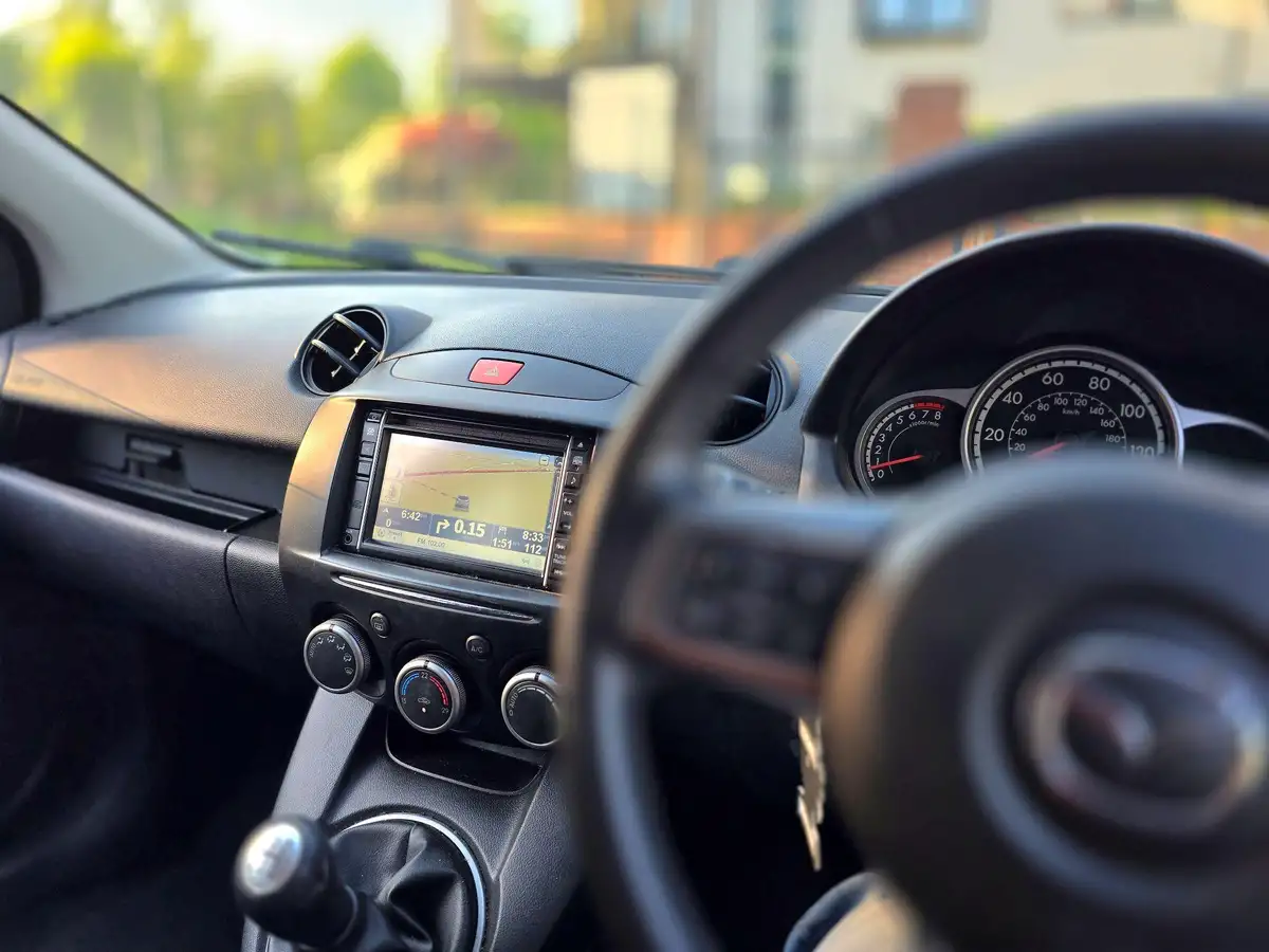 2012-mazda-mazda2-13-venture-big-21