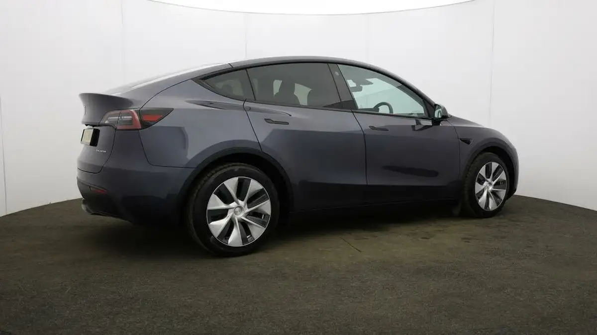2022-tesla-model-y-e-long-range-big-49