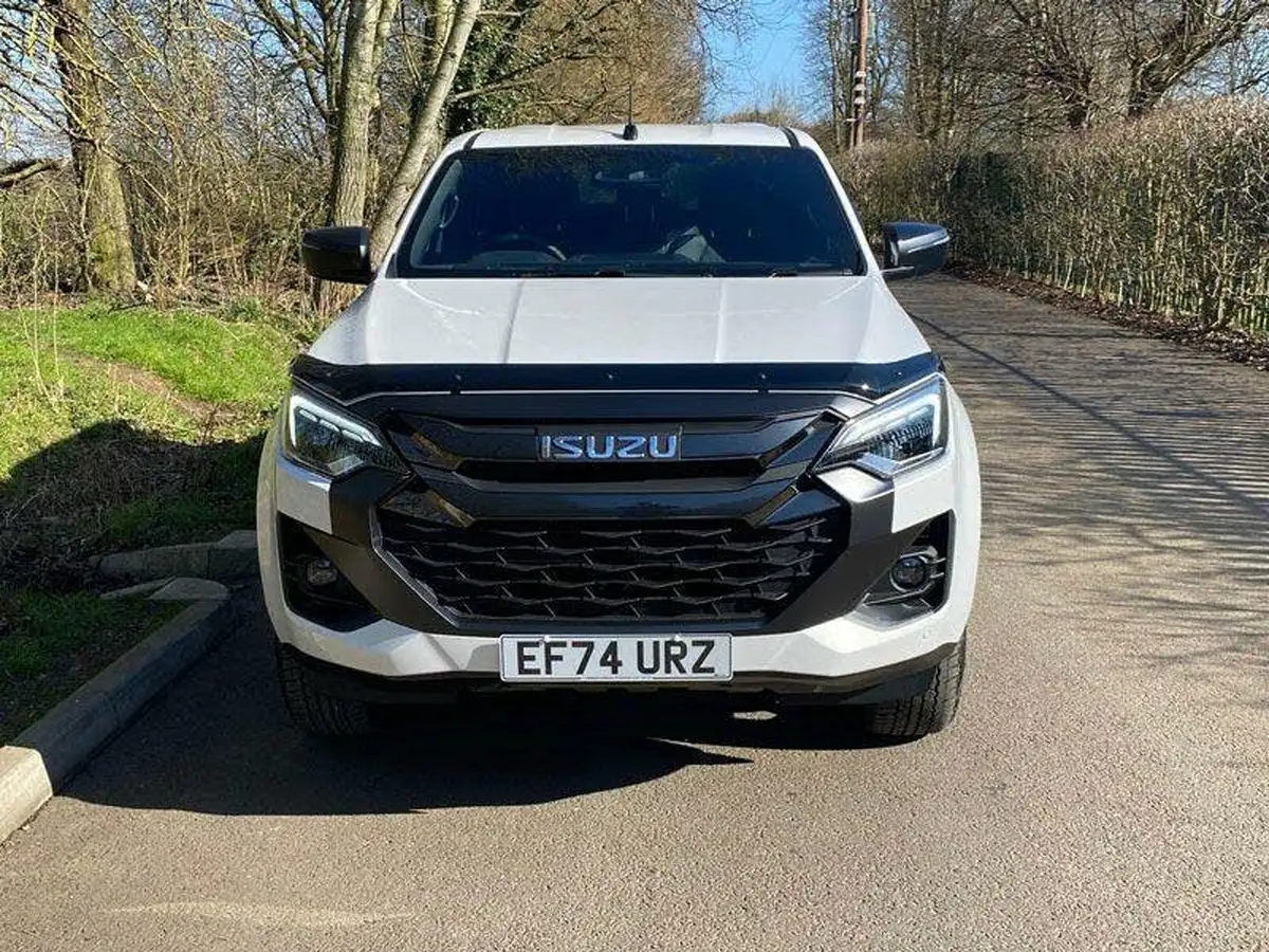 2024-isuzu-d-max-19td-v-cross-auto-big-1