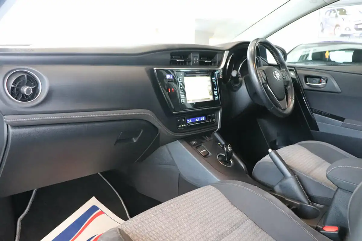 2018-toyota-auris-18-vvt-i-hsd-design-hatchback-big-3