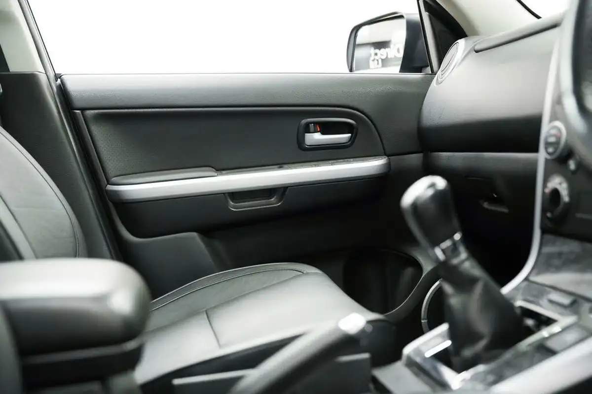 2013-suzuki-grand-vitara-19ddis-sz5-big-15