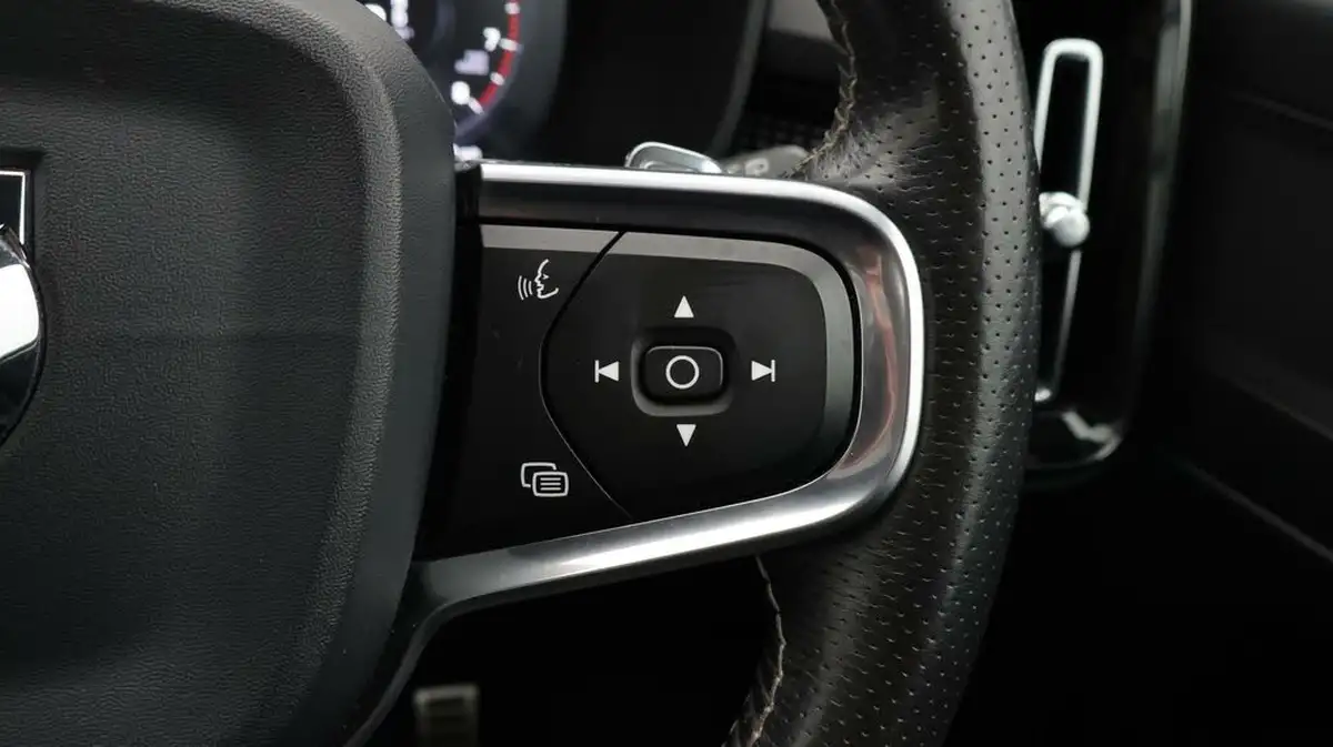 2019-volvo-xc40-20-t4-r-design-awd-big-26