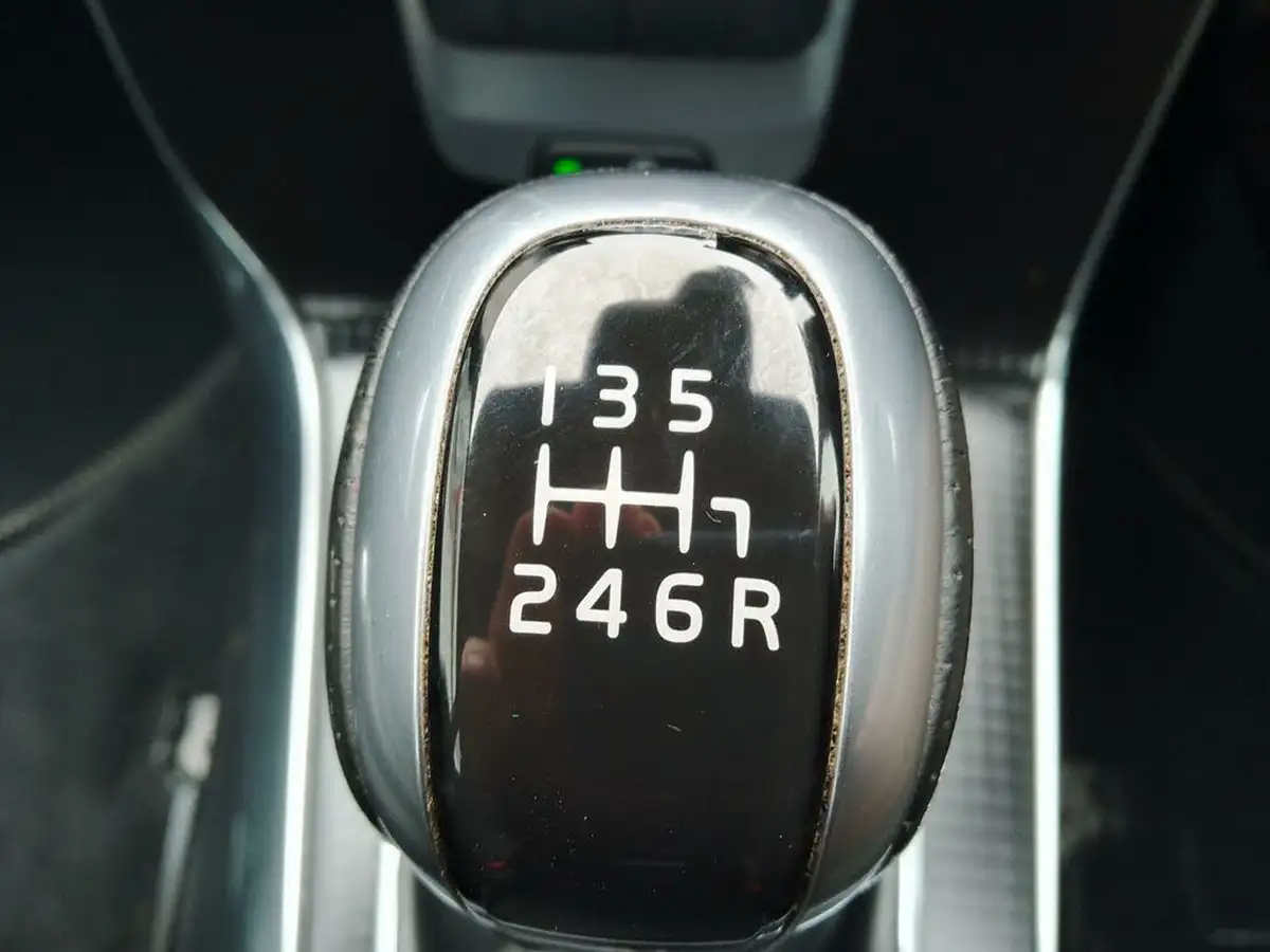 2016-volvo-v40-20td-d4-r-design-big-10