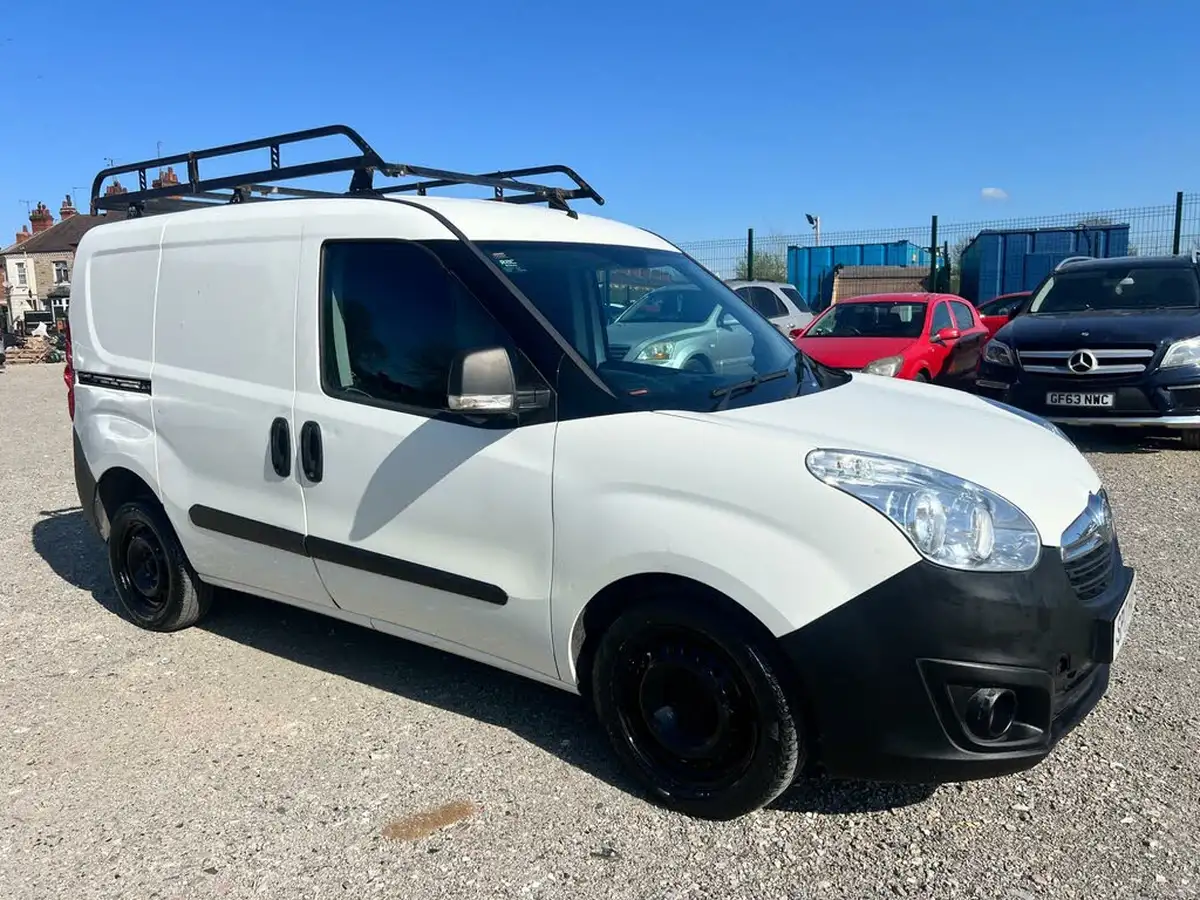 2017-vauxhall-combo-13cdti-2300-95pseu6-l1h1-5-seats-crew-big-1