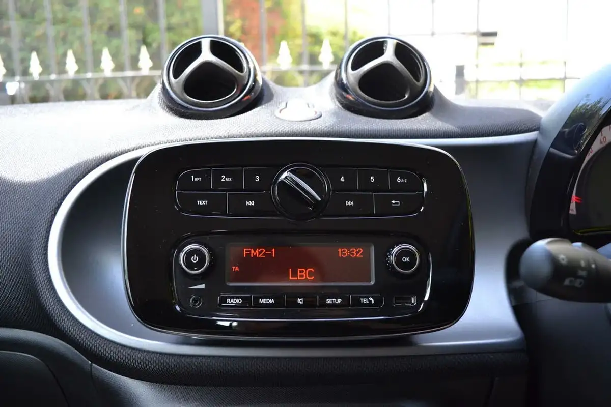 2017-smart-fortwo-10-passion-70bhp-ss-coupe-twinamic-big-7