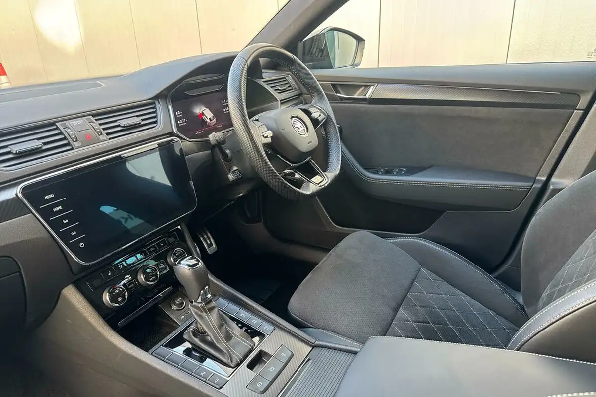 2023-skoda-superb-20tdi-sportline-plus-200ps-estate-big-1