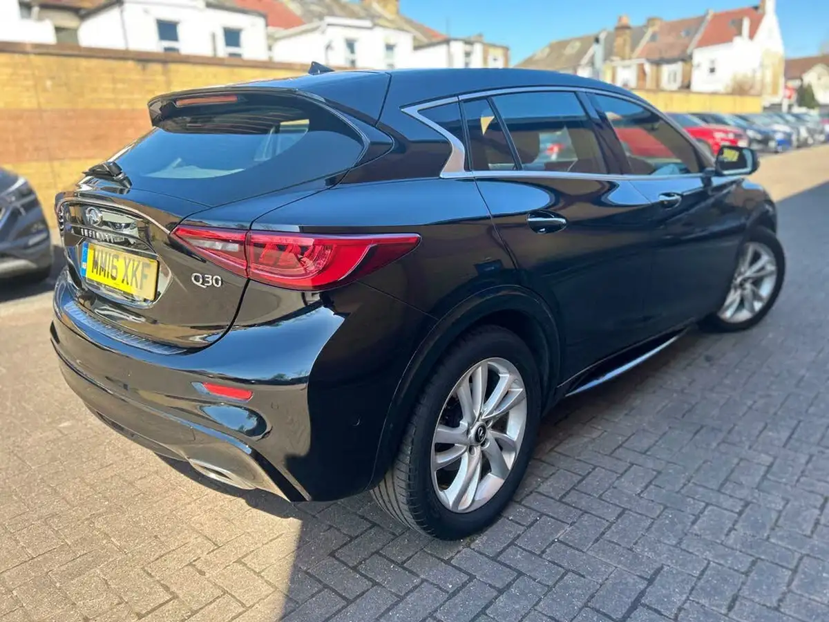 2016-infiniti-q30-22d-premium-awd-big-22