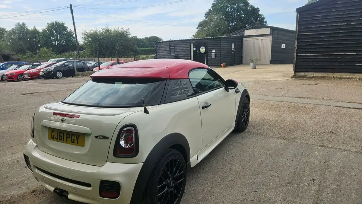 2011-mini-cooper-16-john-cooper-works-211bhp-coupe-3d-big-12