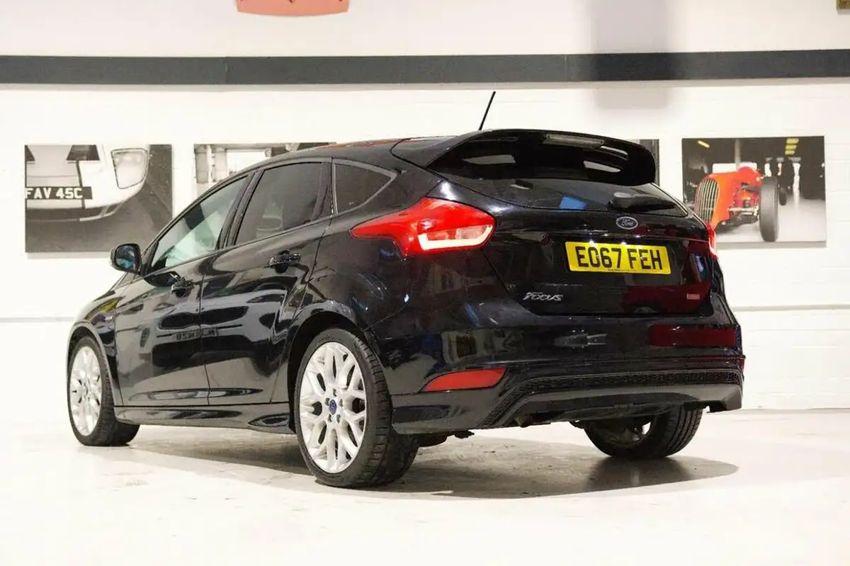 2017-ford-focus-10t-st-line-125ps-hatchback-big-3