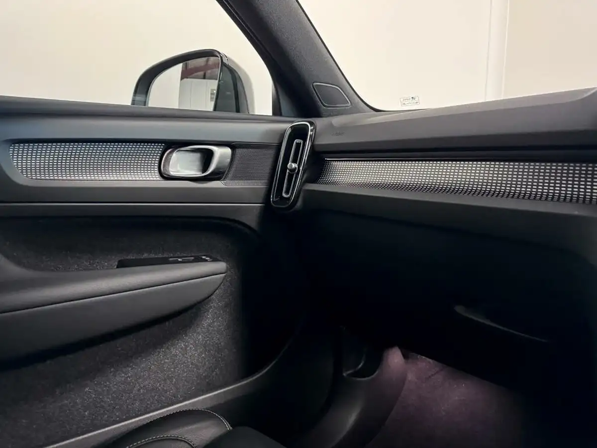 2021-volvo-xc40-e-p8-r-design-big-26