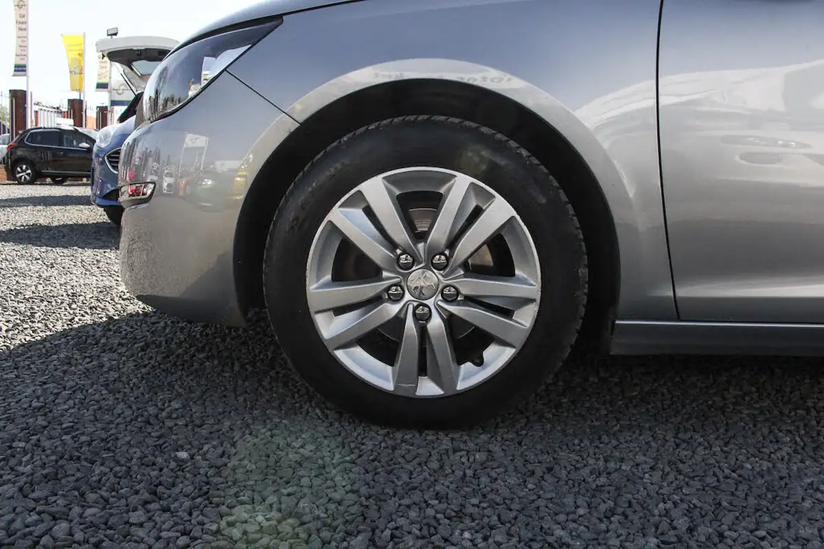 2016-peugeot-308-12-puretech-active-130bhp-eat6-big-13