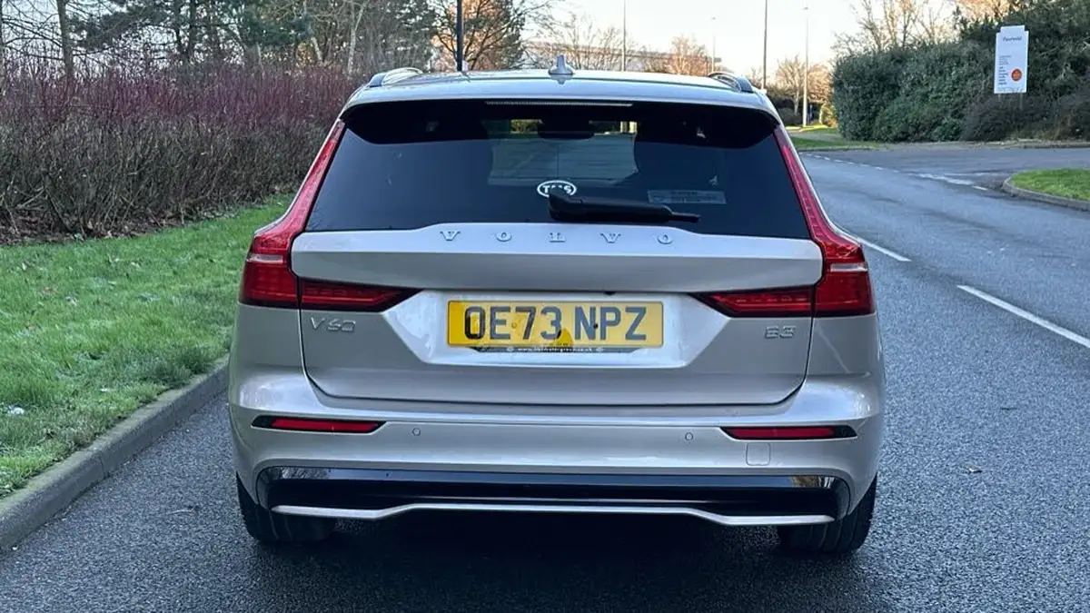 2023-volvo-v60-20-b3-plus-station-wagon-big-12