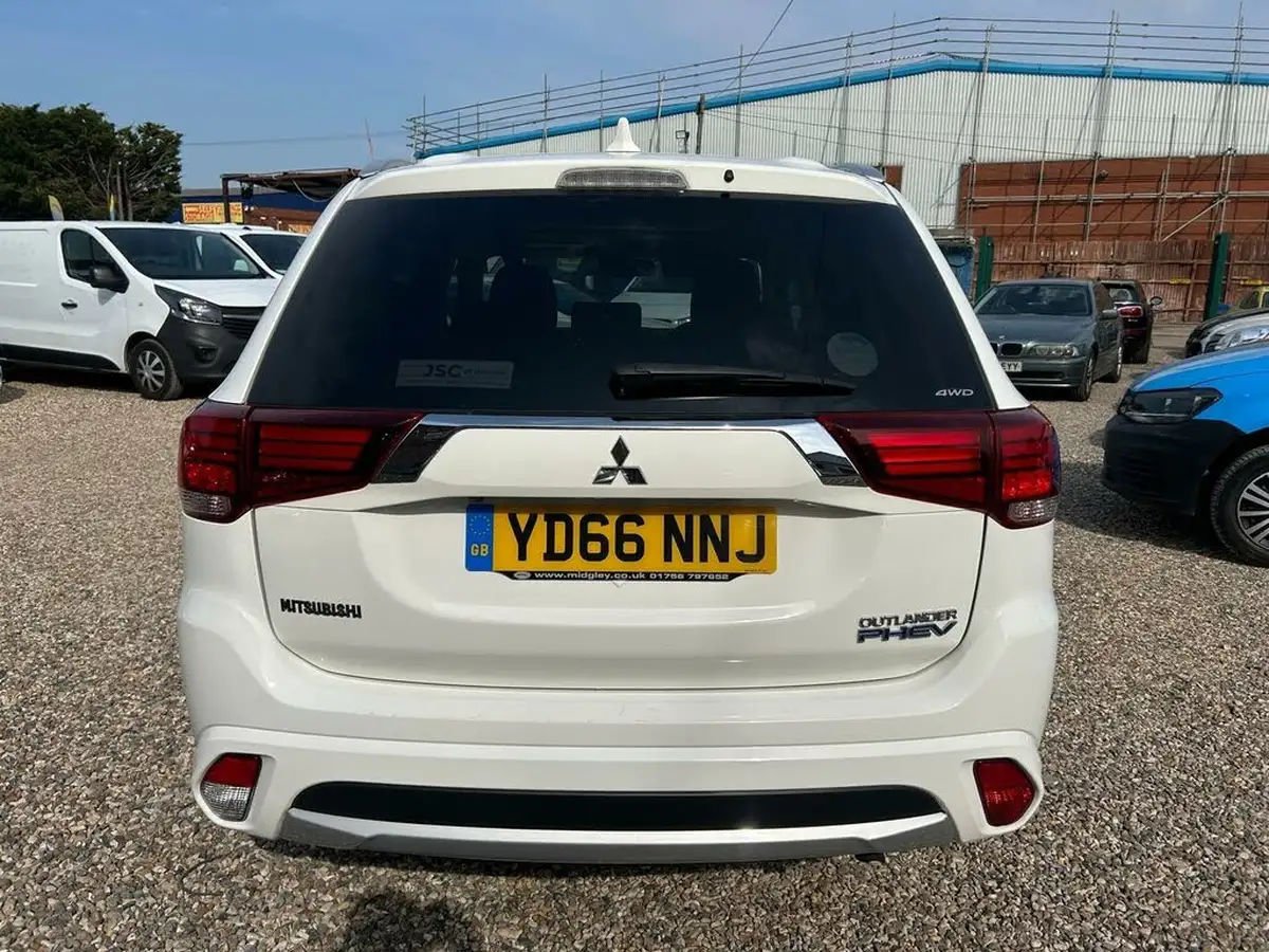 2016-mitsubishi-outlander-20-gx4h-phev-big-7