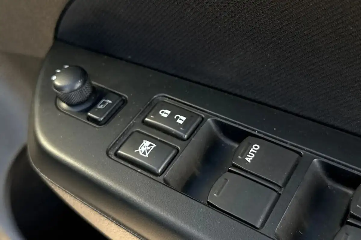 2016-suzuki-swift-16-sport-5d-big-38