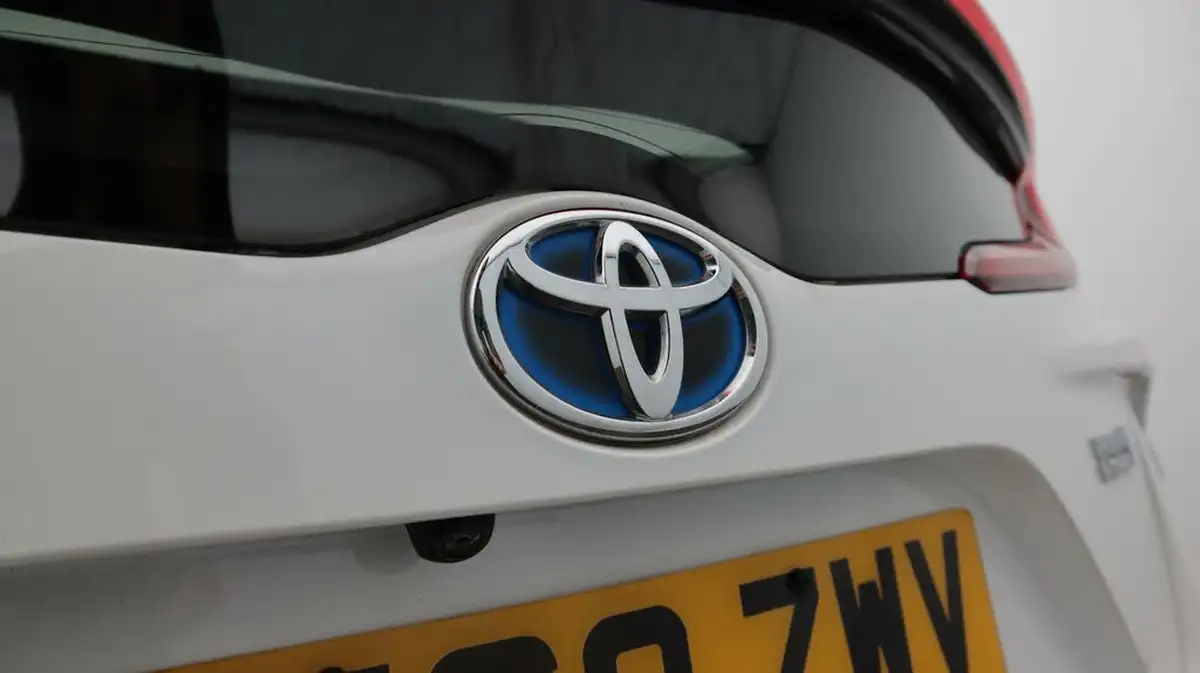 2018-toyota-prius-18-vvt-i-business-edition-plus-ss-big-23