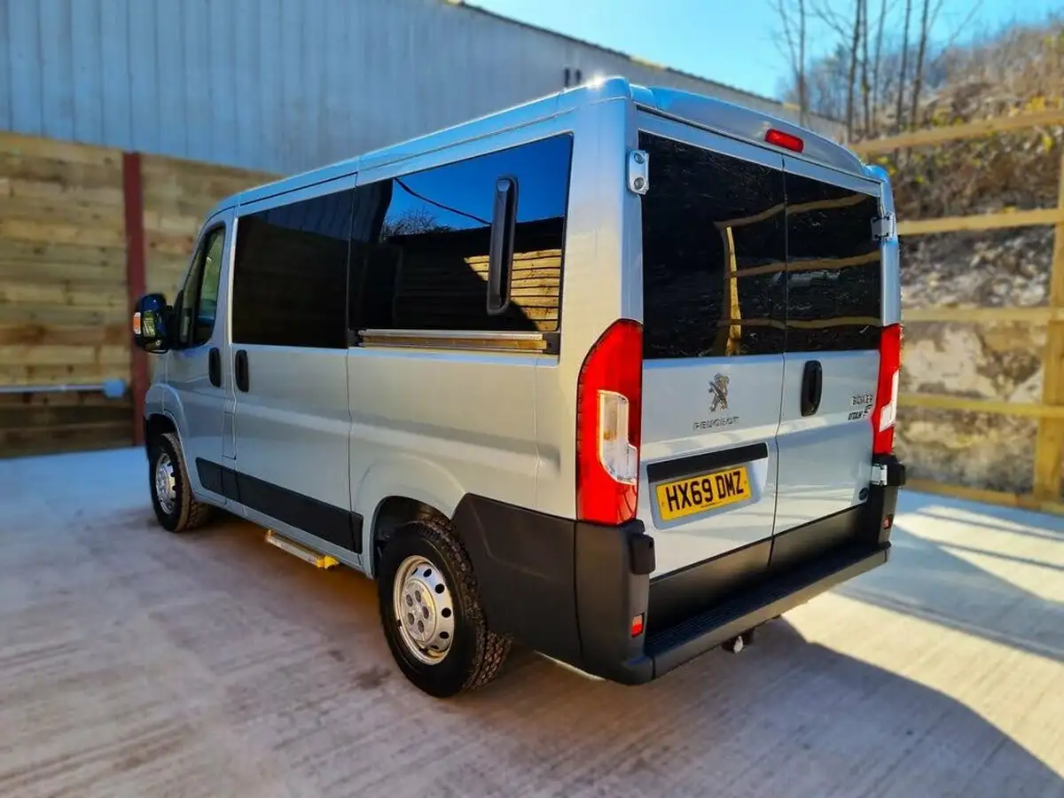 2019-peugeot-boxer-22-bluehdi-s-333-l1-h1-window-big-10