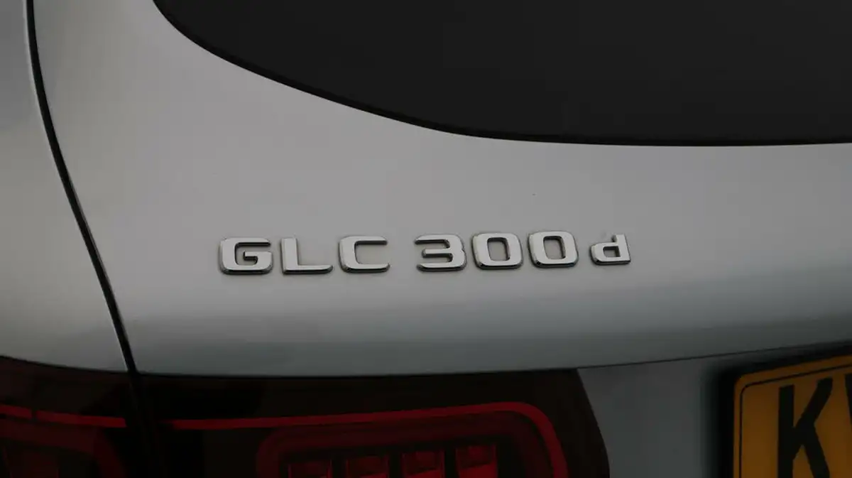 2020-mercedes-benz-glc-class-20d-glc300d-amg-line-premium-plus-station-wagon-5d-big-22