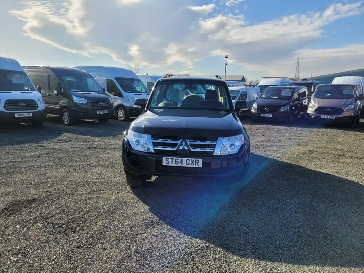2014-mitsubishi-shogun-32td-sg2-32-di-dc-eu5-swb-window-van-big-2