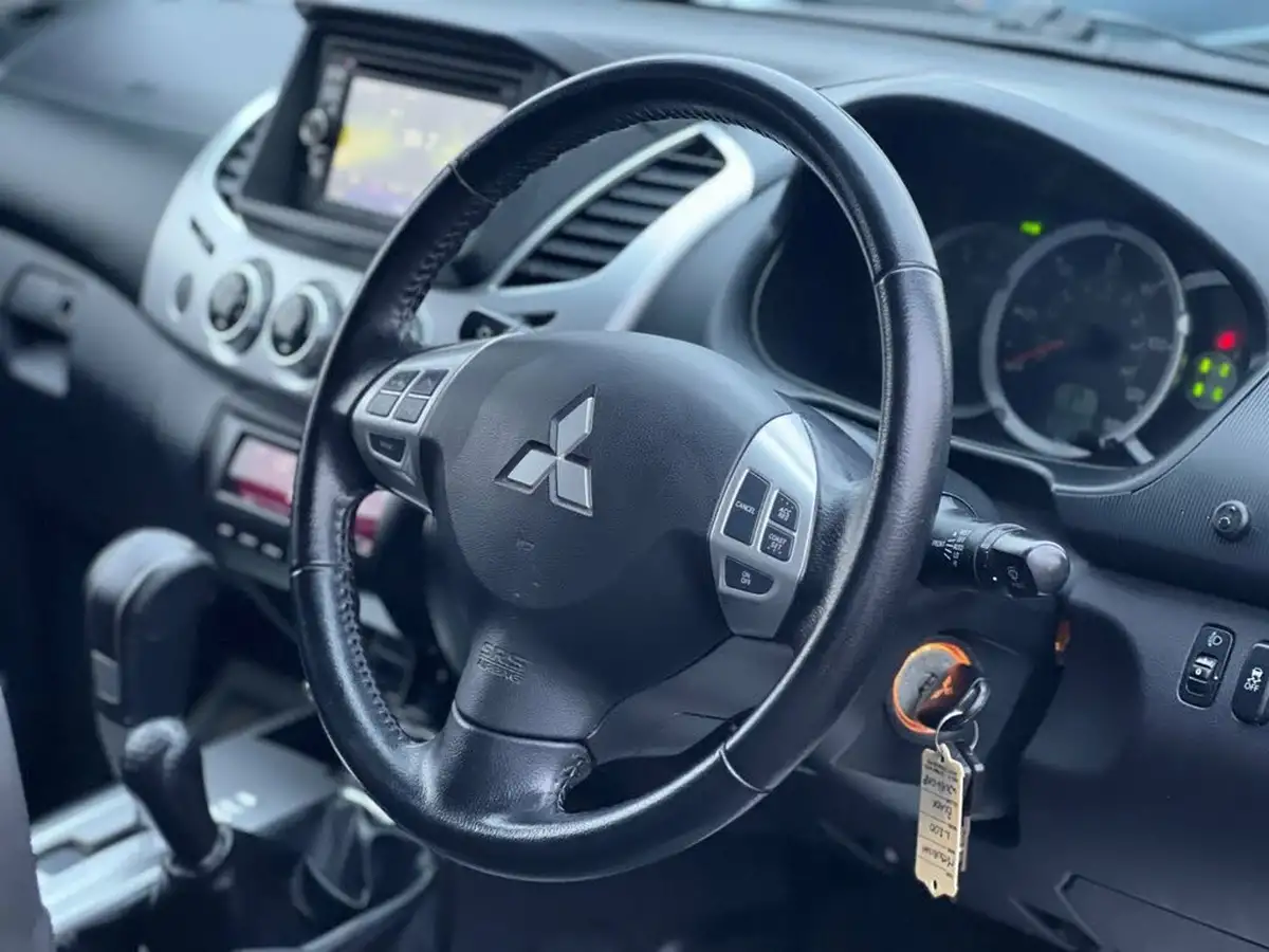 2014-mitsubishi-l200-25td-barbarian-auto-big-10