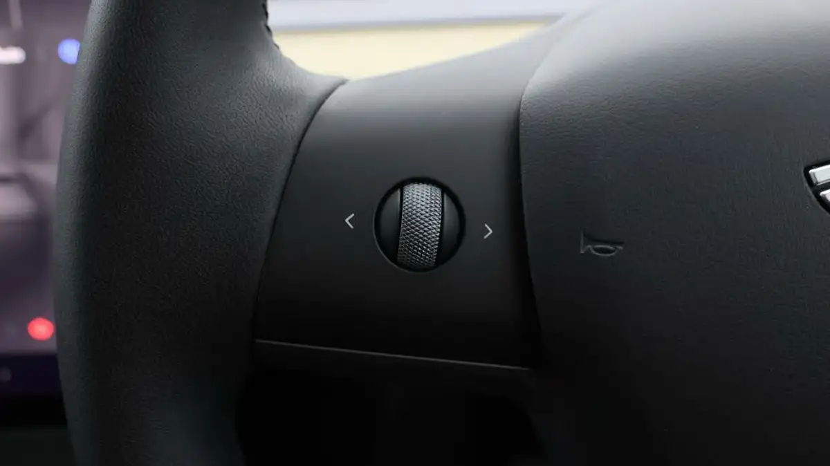 2022-tesla-model-y-e-long-range-big-22