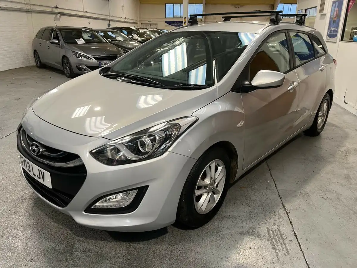 2013-hyundai-i30-16-active-estate-big-0
