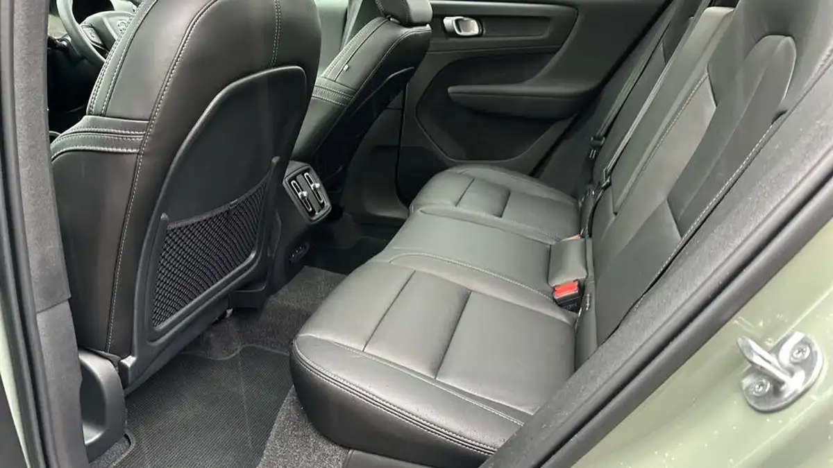 2025-volvo-xc40-20-b3-ultra-dark-big-9