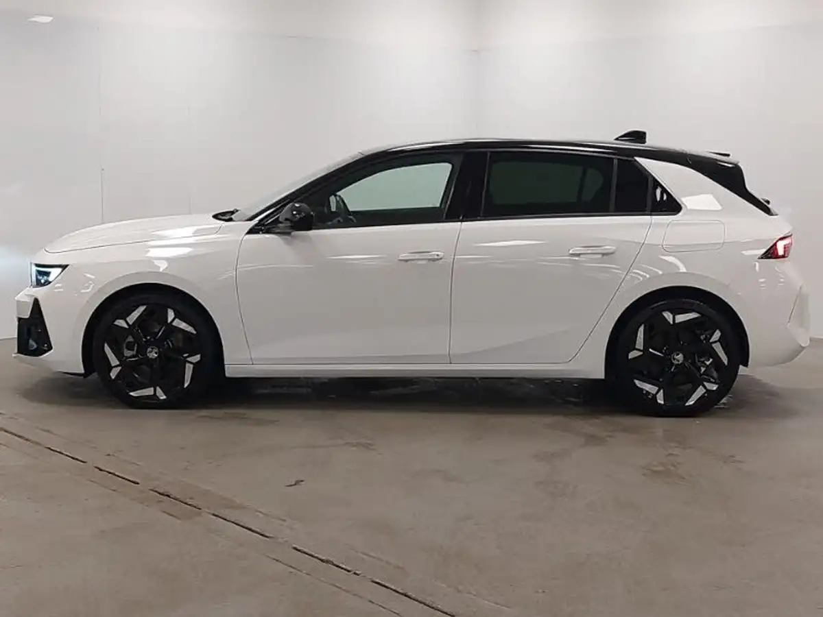 2023-vauxhall-astra-16-gse-180ps-hatchback-big-3