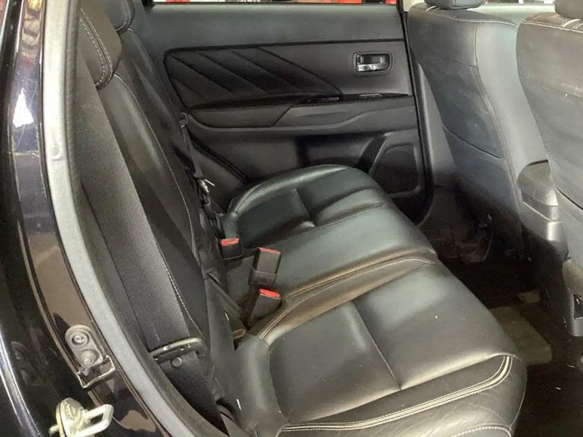 2015-mitsubishi-outlander-20-gx4h-phev-big-5
