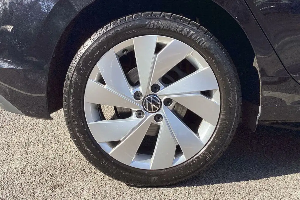 2022-volkswagen-golf-15-tsi-style-130ps-hatchback-big-37