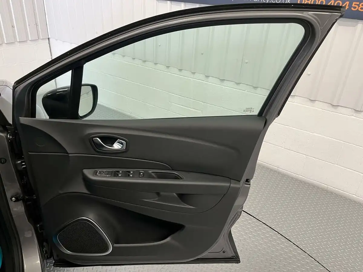 2018-renault-captur-09-tce-iconic-big-16