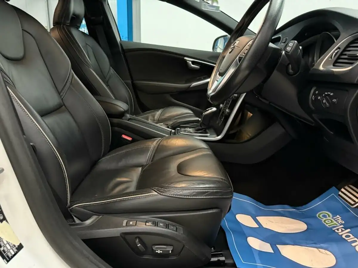 2019-volvo-v40-15-t2-r-design-edition-big-16