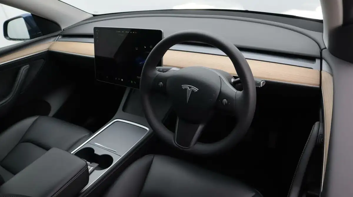 2022-tesla-model-y-e-long-range-big-9