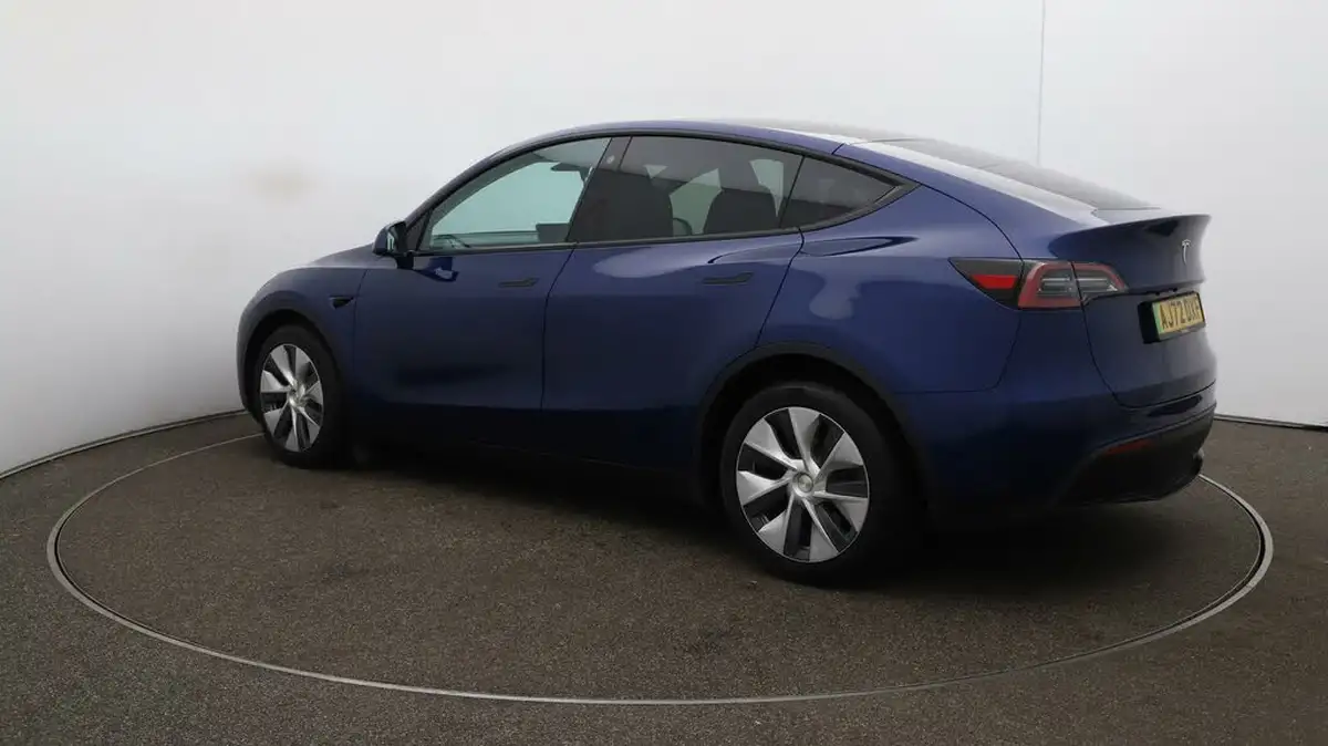 2022-tesla-model-y-e-long-range-big-33