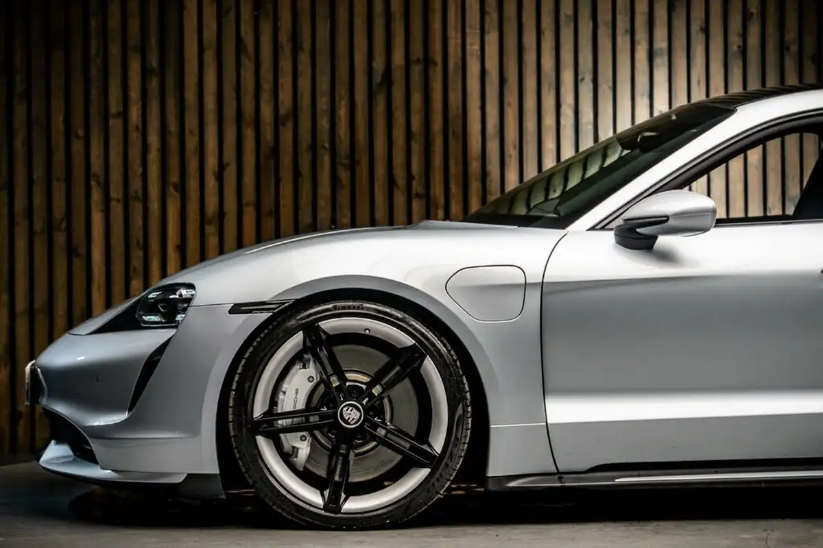 2022-porsche-taycan-e-turbo-big-8