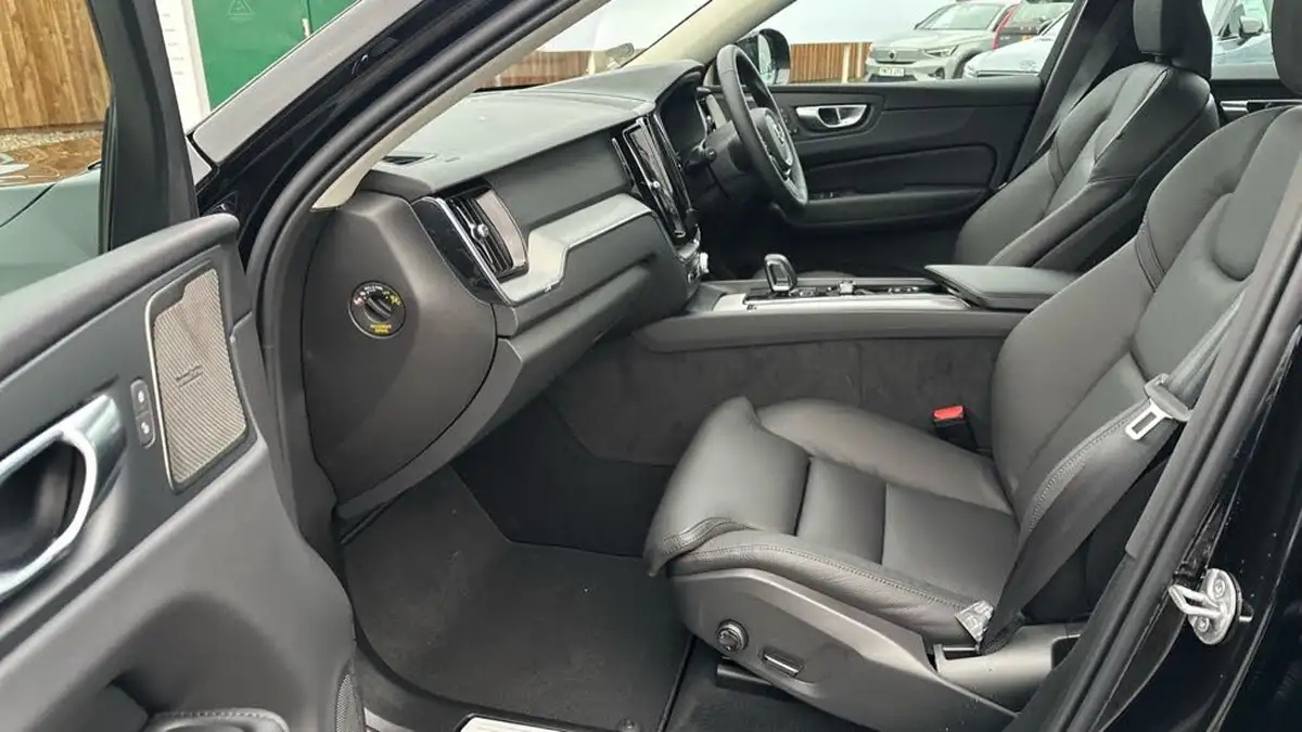 2025-volvo-xc60-20-b5-plus-big-25