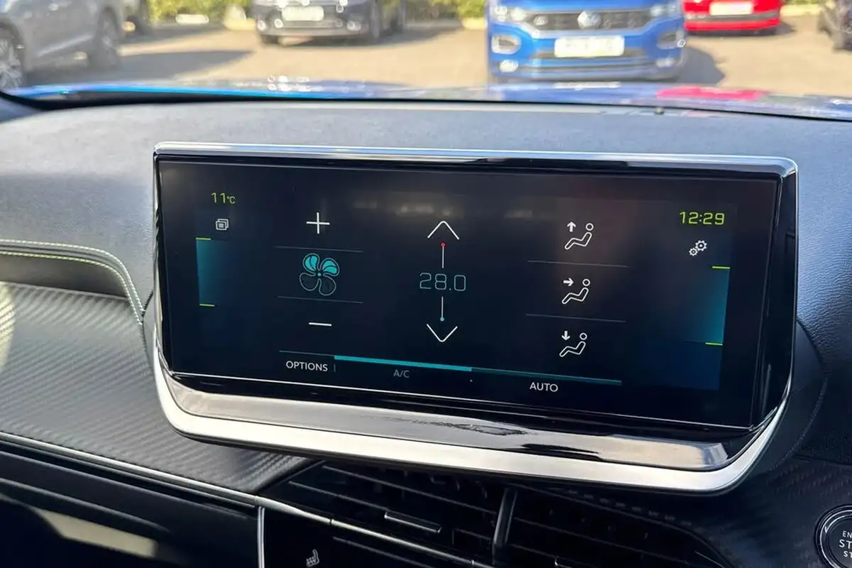 2021-peugeot-2008-suv-e-gt-50kwh-big-21