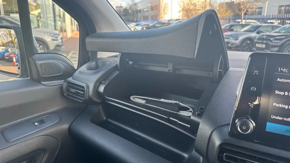 2024-citroen-berlingo-15-bluehdi-feel-m-size-ss-100pseu6d-big-51